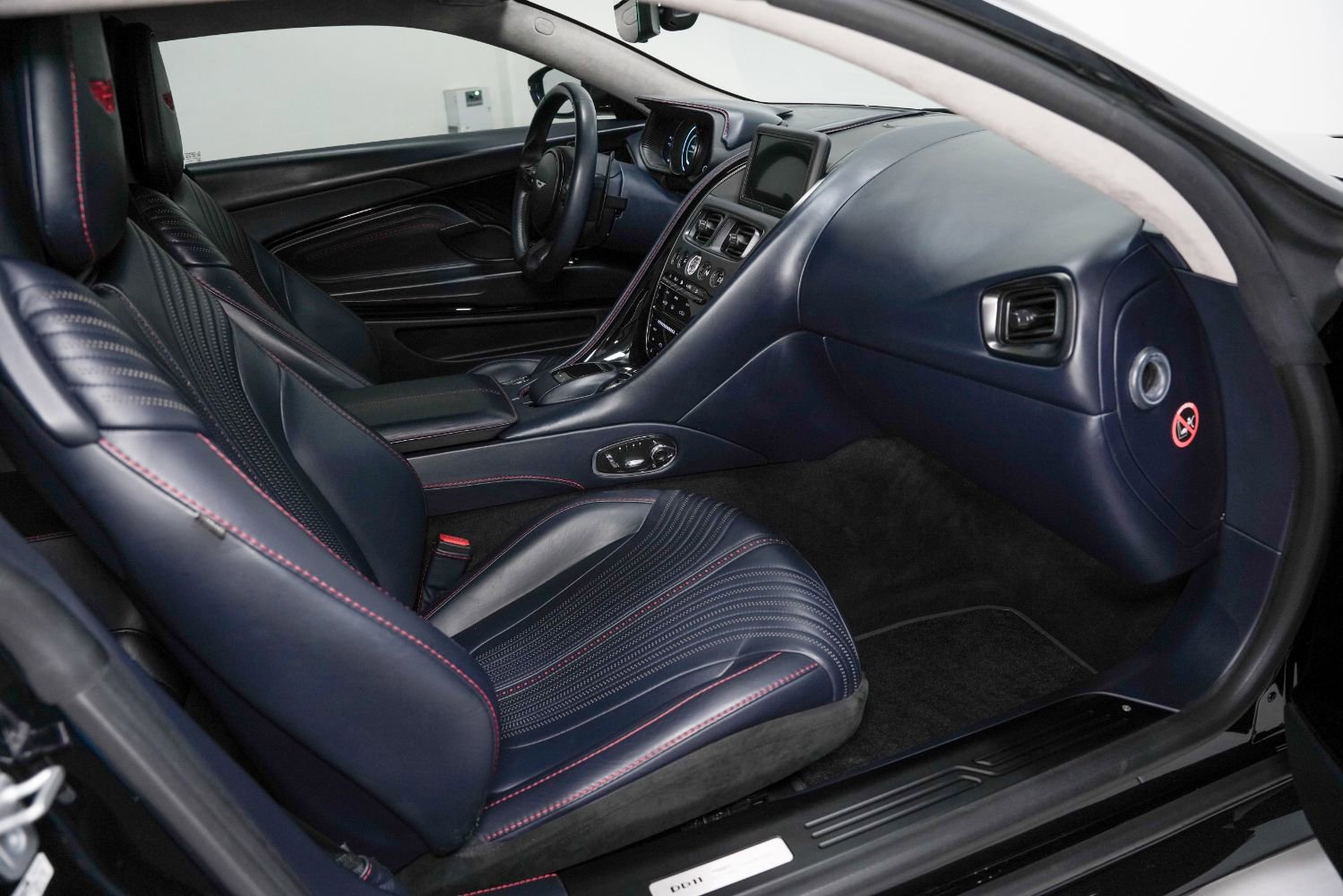 Used 2018 Aston Martin DB11 V12 image 11