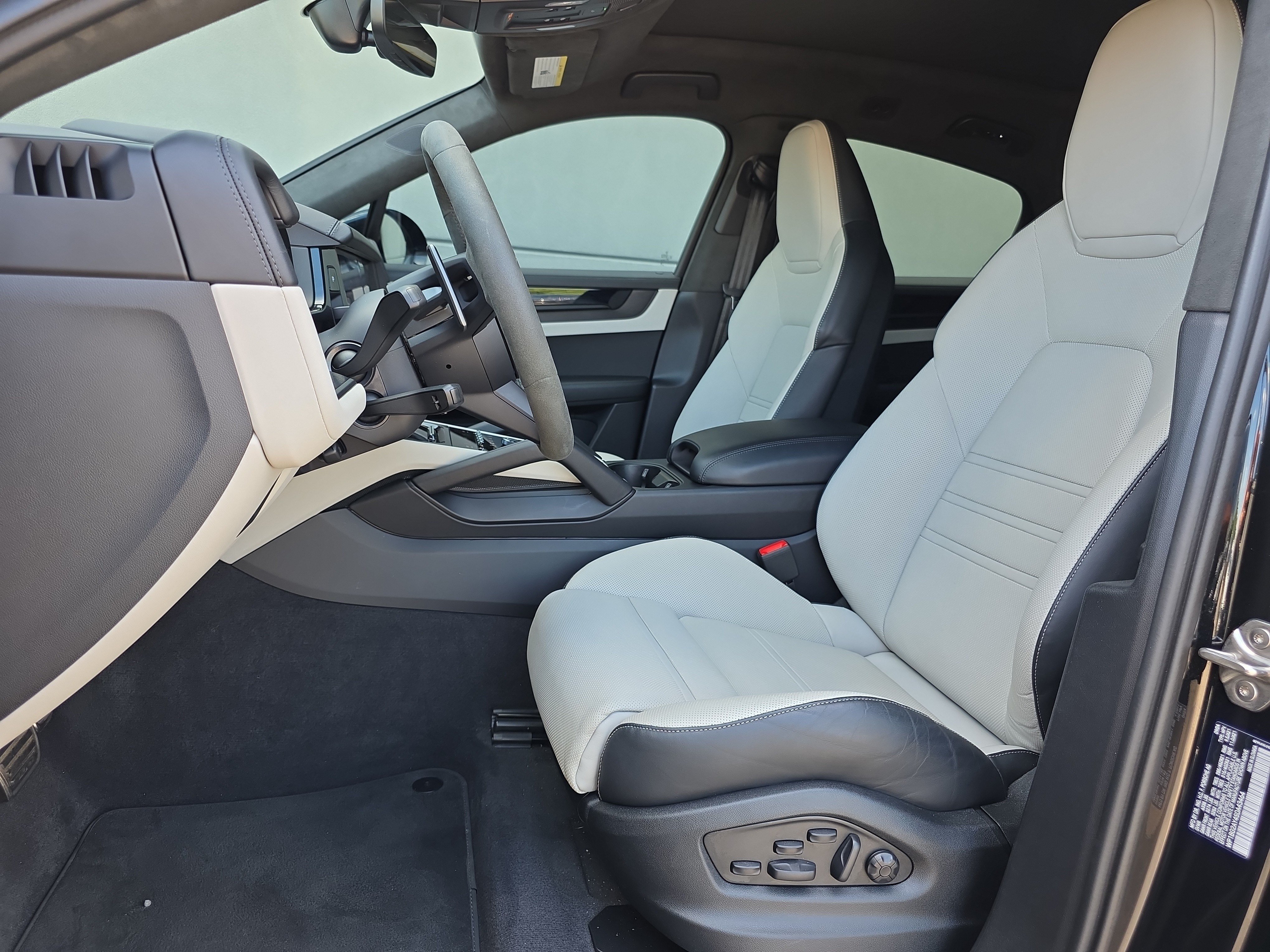 Used 2025 Porsche Cayenne GTS AWD/4WD image 5