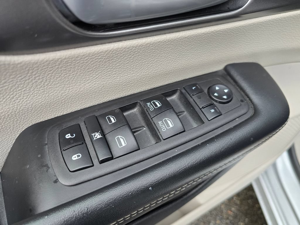 Used 2023 Chrysler Pacifica Touring-L FWD image 20