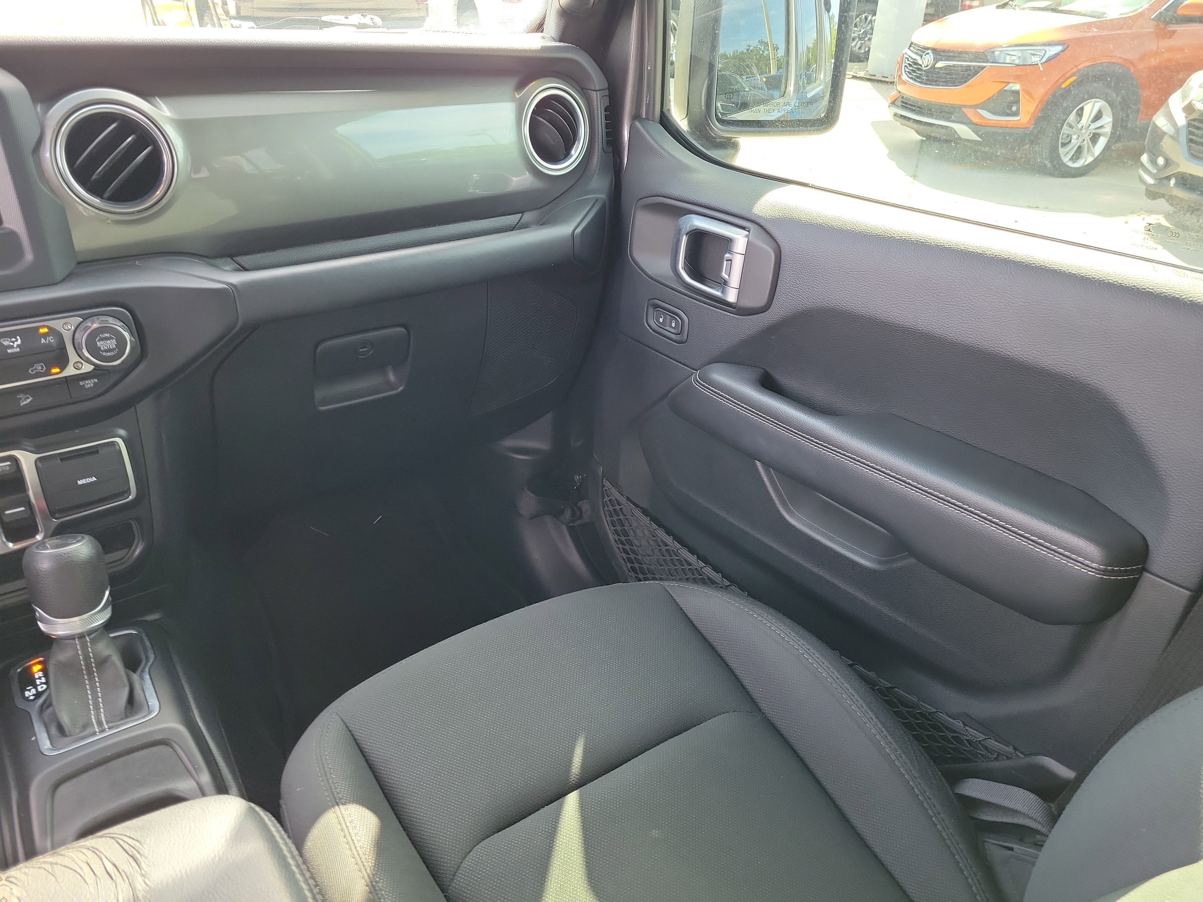 Used 2019 Jeep Wrangler Unlimited Sahara AWD/4WD image 18