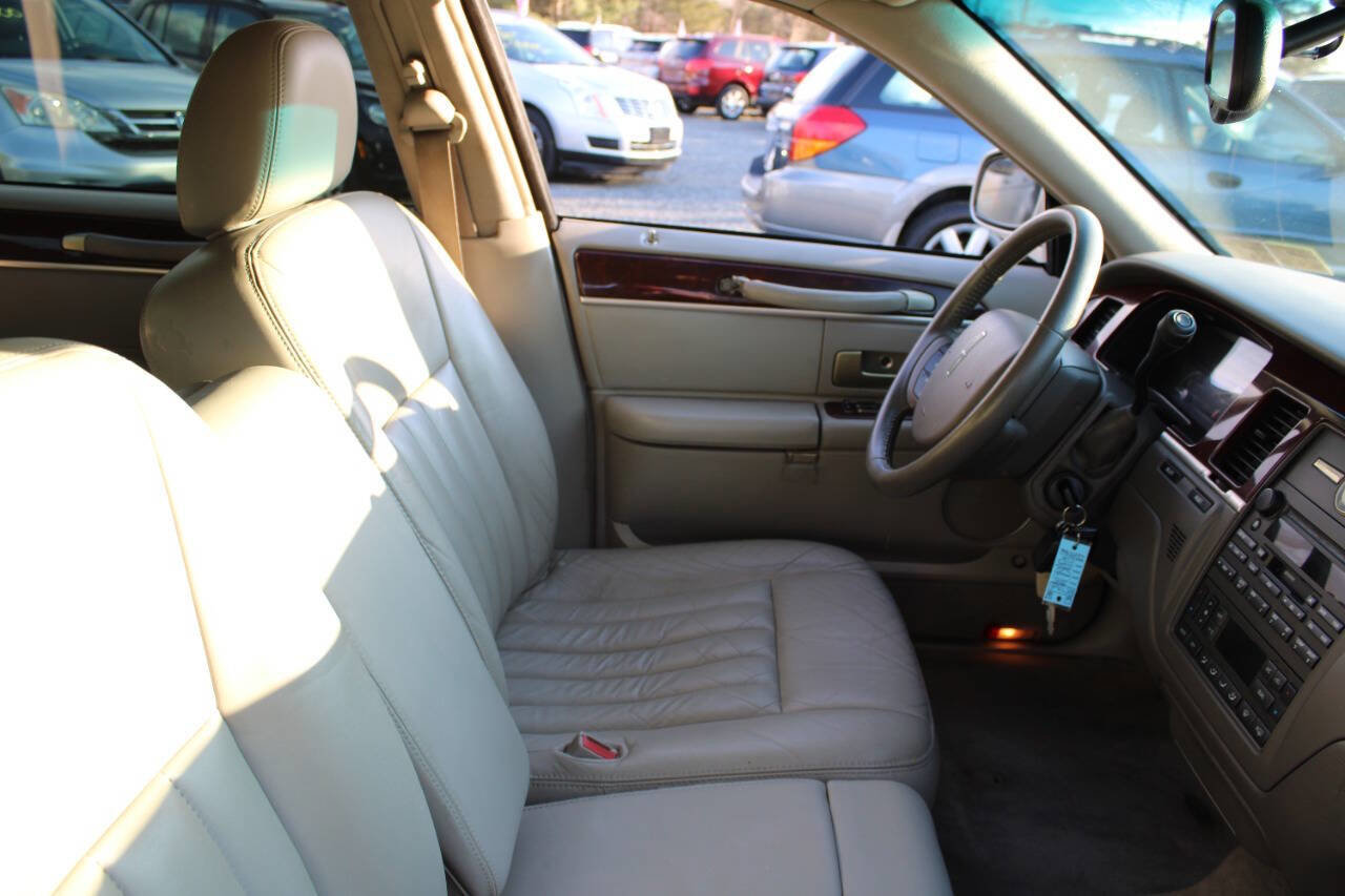 Used 2005 Lincoln Town Car Signature image 11