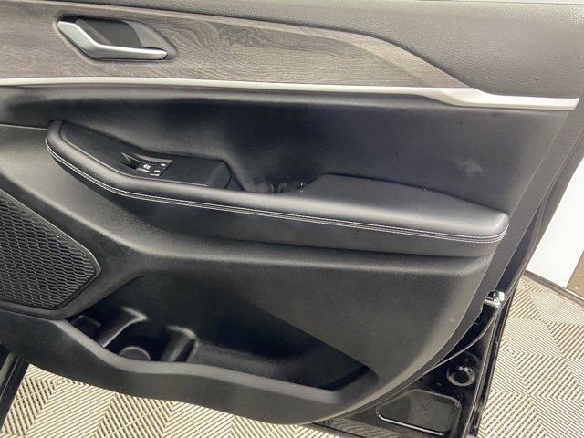 Used 2023 Jeep Grand Cherokee L Limited w/ Luxury Tech Group II image 11