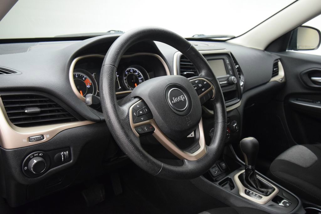 Used 2016 Jeep Cherokee Sport image 12