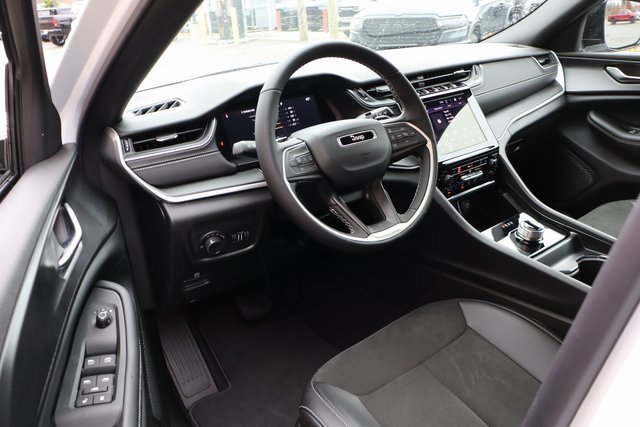 New 2025 Jeep Grand Cherokee Altitude image 11