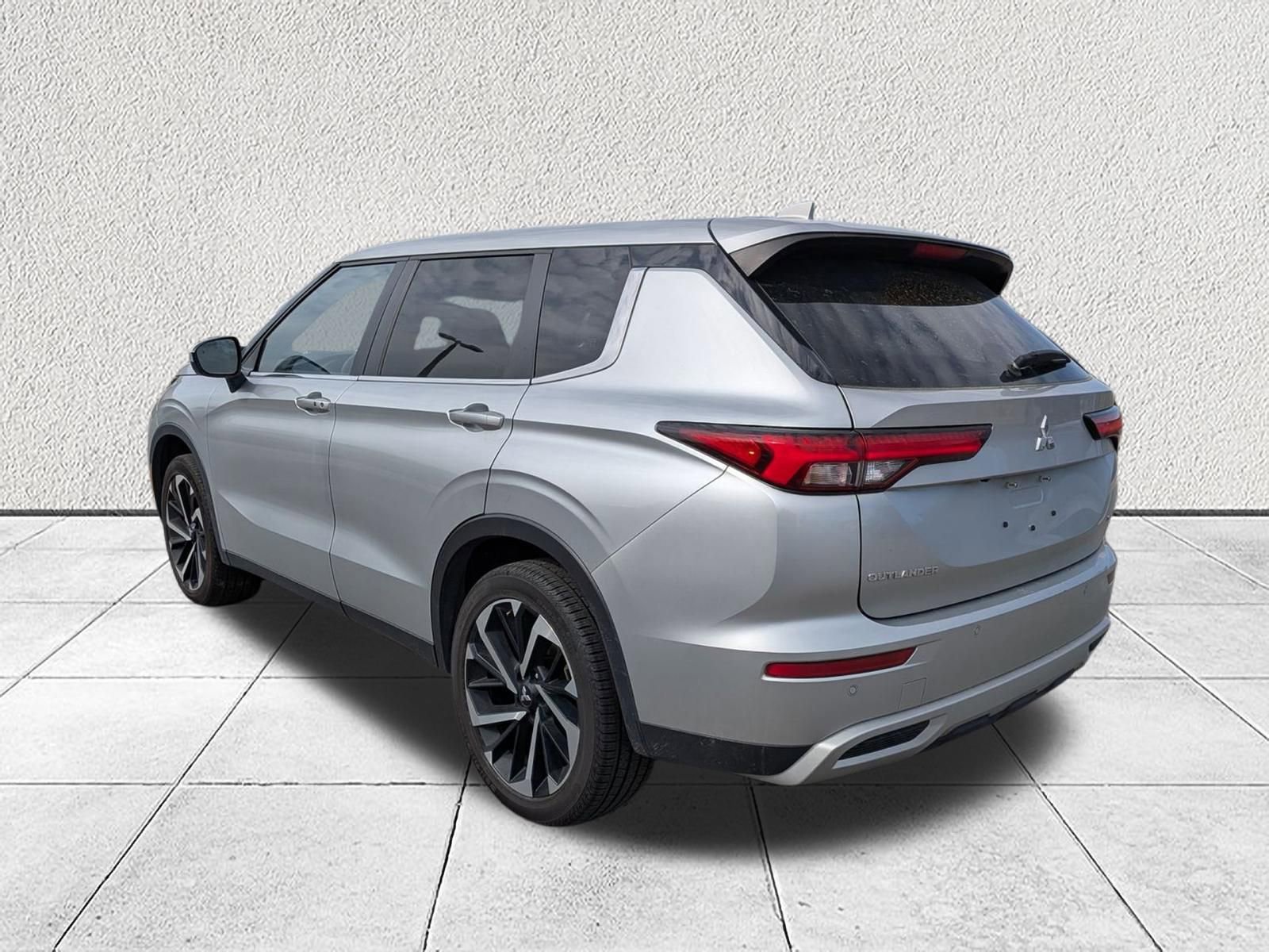 Used 2024 Mitsubishi Outlander SE image 5