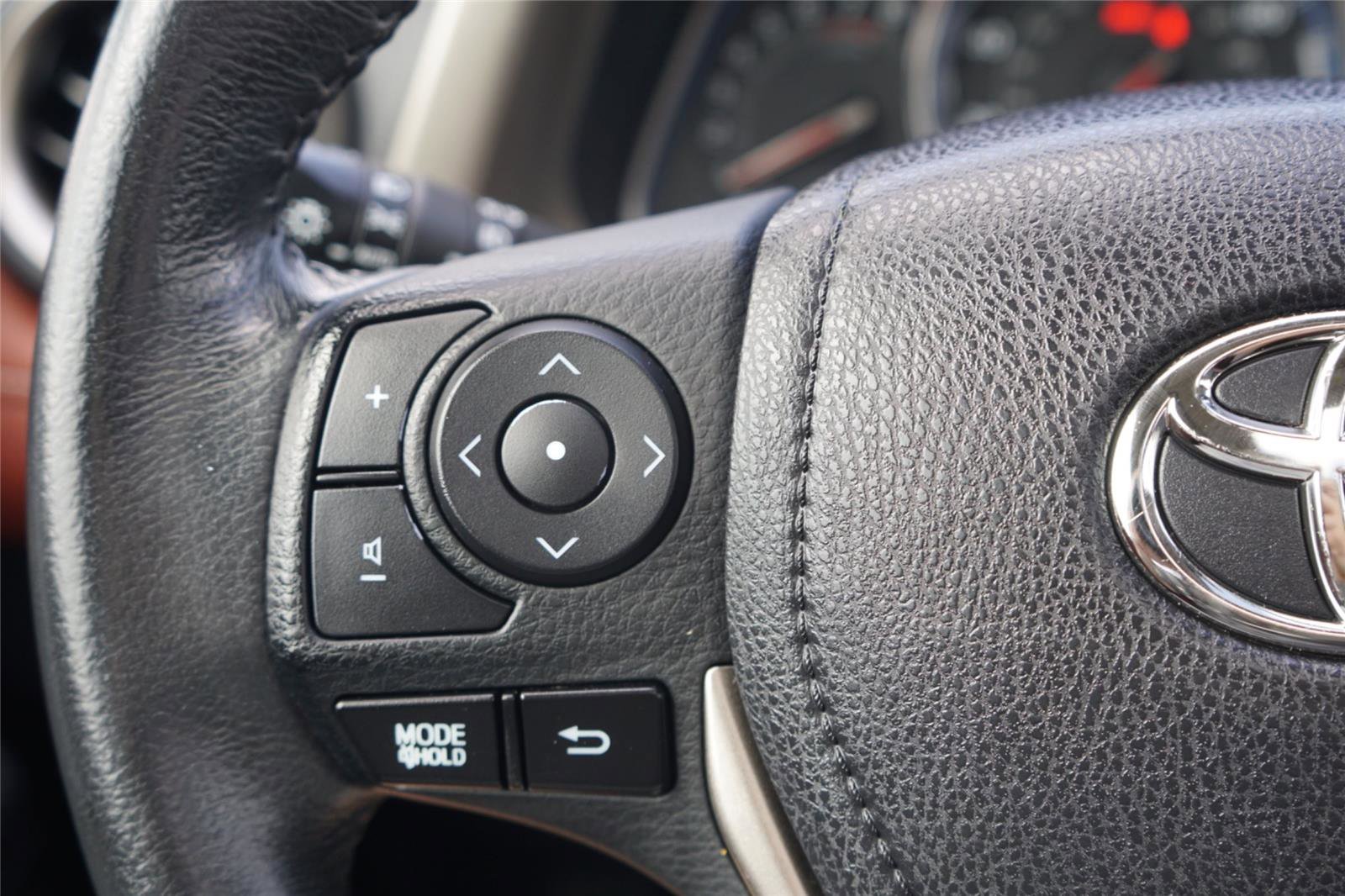 Used 2015 Toyota RAV4 Limited w/ Technology Package AWD/4WD image 17