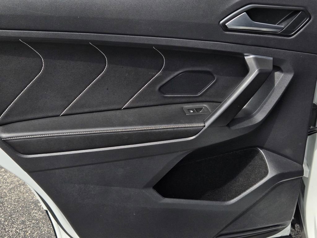 Used 2022 Volkswagen Tiguan SE w/ Panoramic Sunroof Package FWD image 11