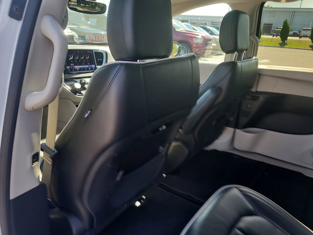 Used 2023 Chrysler Pacifica Limited image 10