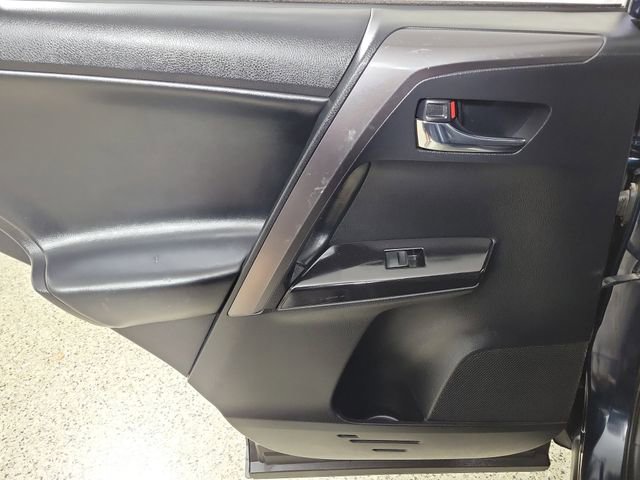 Used 2018 Toyota RAV4 SE image 14