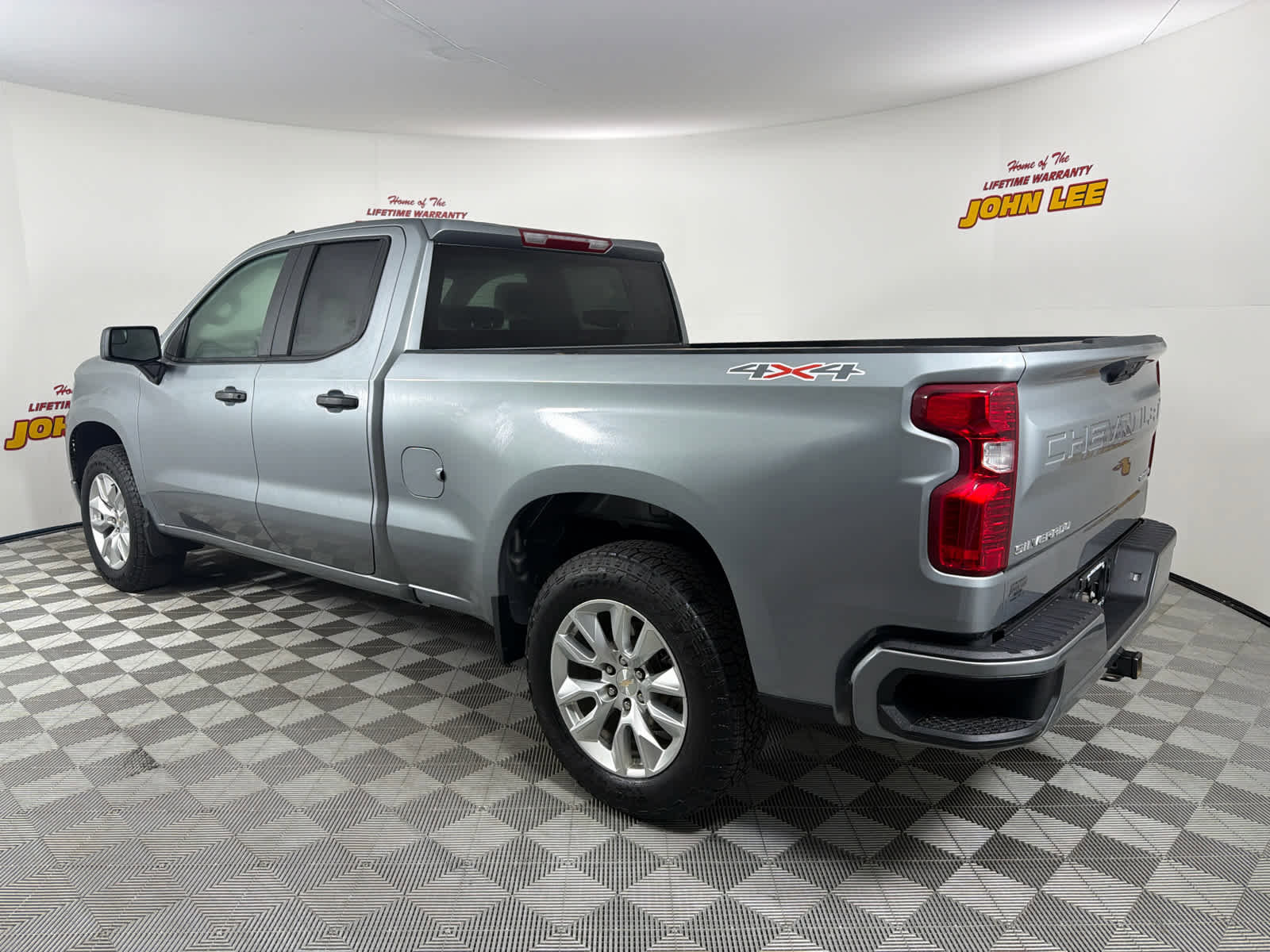 Used 2025 Chevrolet Silverado 1500 Custom image 3