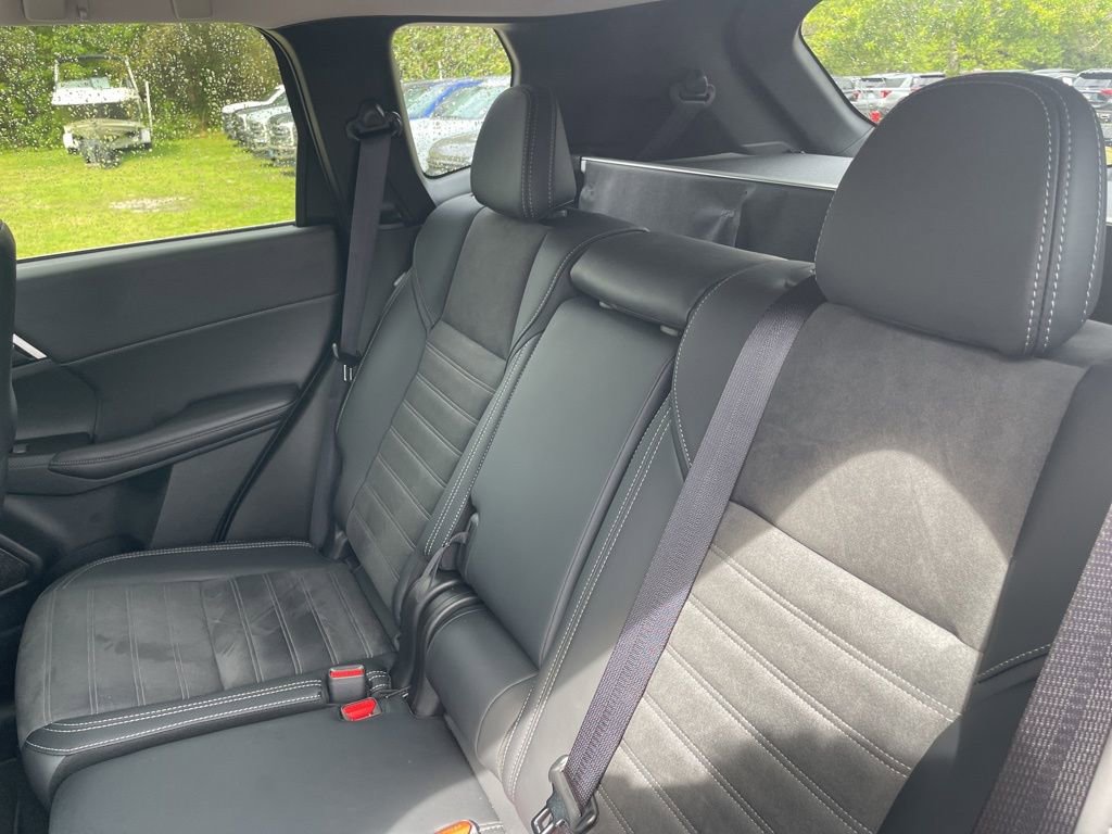 Used 2025 Mitsubishi Outlander SE image 13