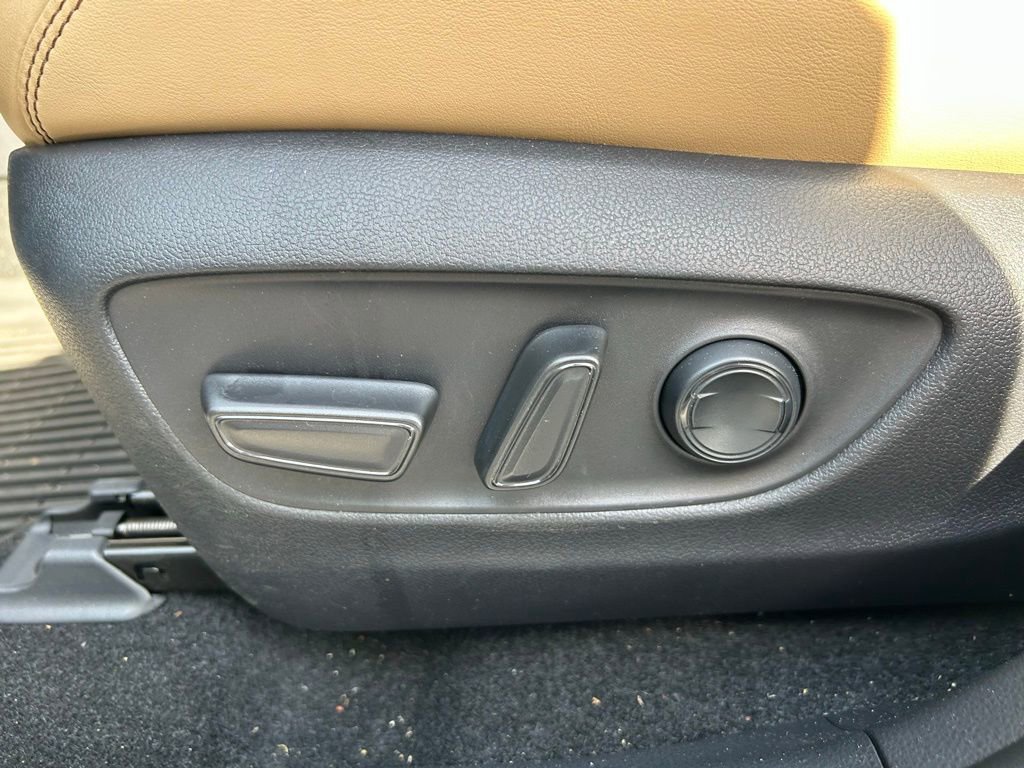 Used 2019 Toyota RAV4 XLE Premium image 16