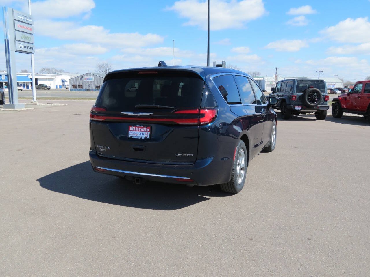 Used 2024 Chrysler Pacifica Limited w/ Trailer Tow Group FWD image 6