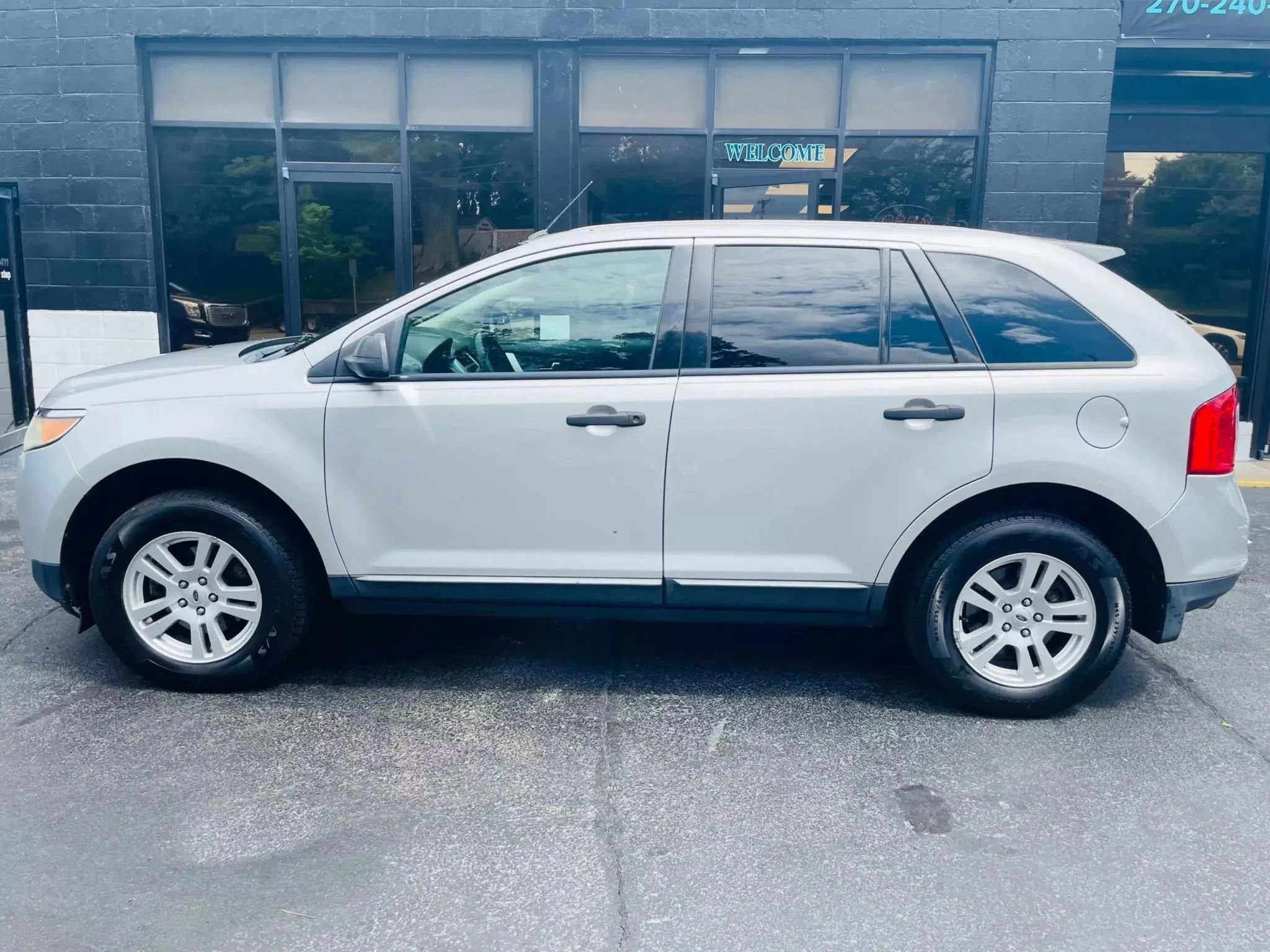 Used 2011 Ford Edge SE image 2