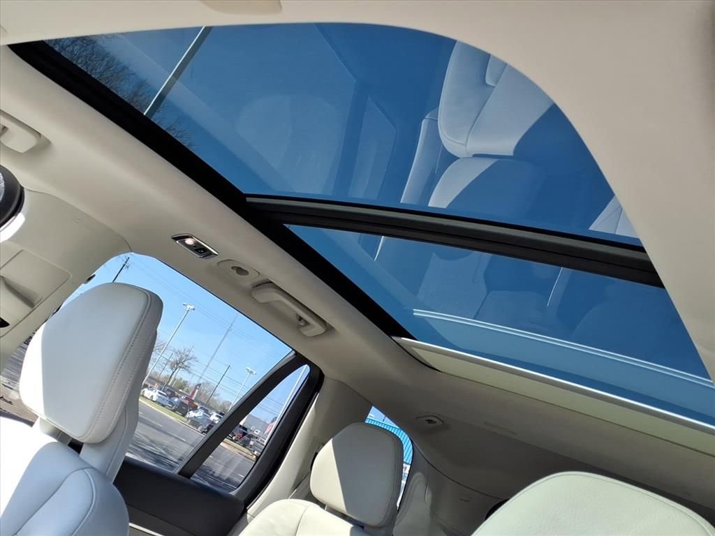 Used 2020 Volvo XC90 T6 Momentum w/ Protection Package Premier image 14