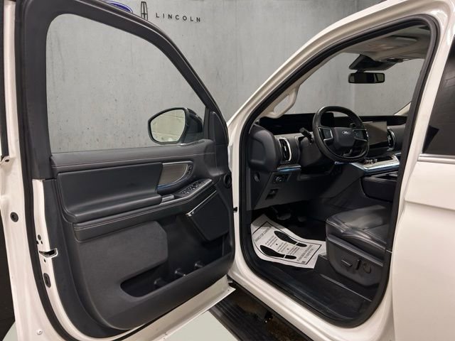 Used 2025 Ford Expedition Platinum AWD/4WD image 11