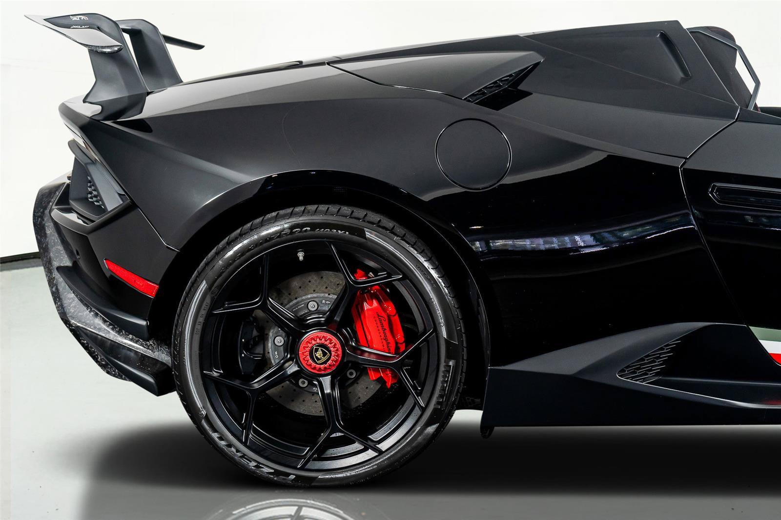 Used 2018 Lamborghini Huracan Performante AWD/4WD image 9
