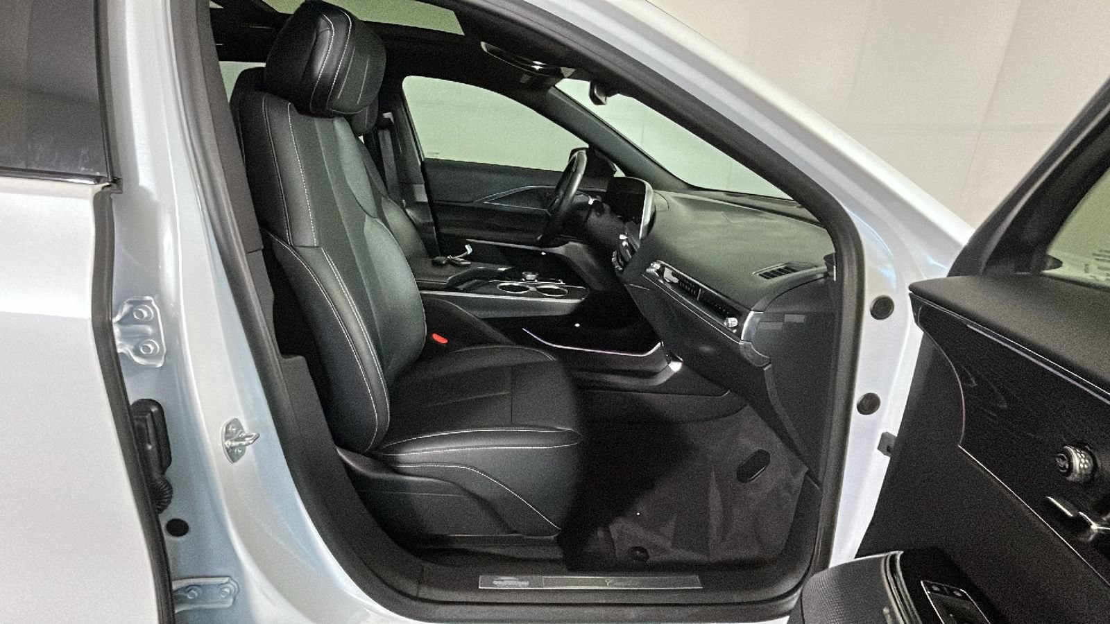 Used 2024 Cadillac Lyriq Sport RWD image 31