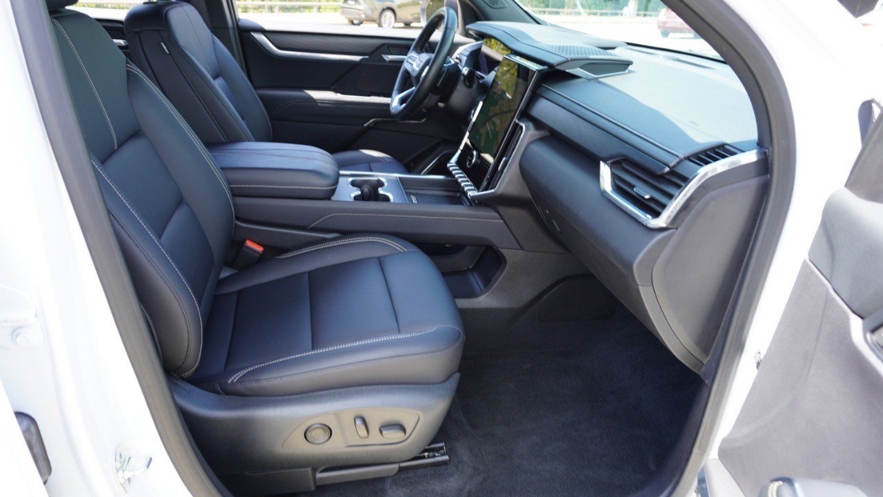 Used 2025 GMC Acadia Elevation w/ Elevation Premium Package FWD image 14