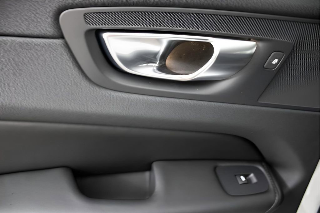 Certified 2025 Volvo XC60 T8 Plus w/ Protection Package Premier image 32