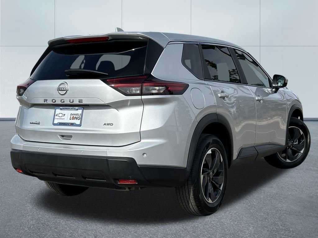 Used 2025 Nissan Rogue SV image 2
