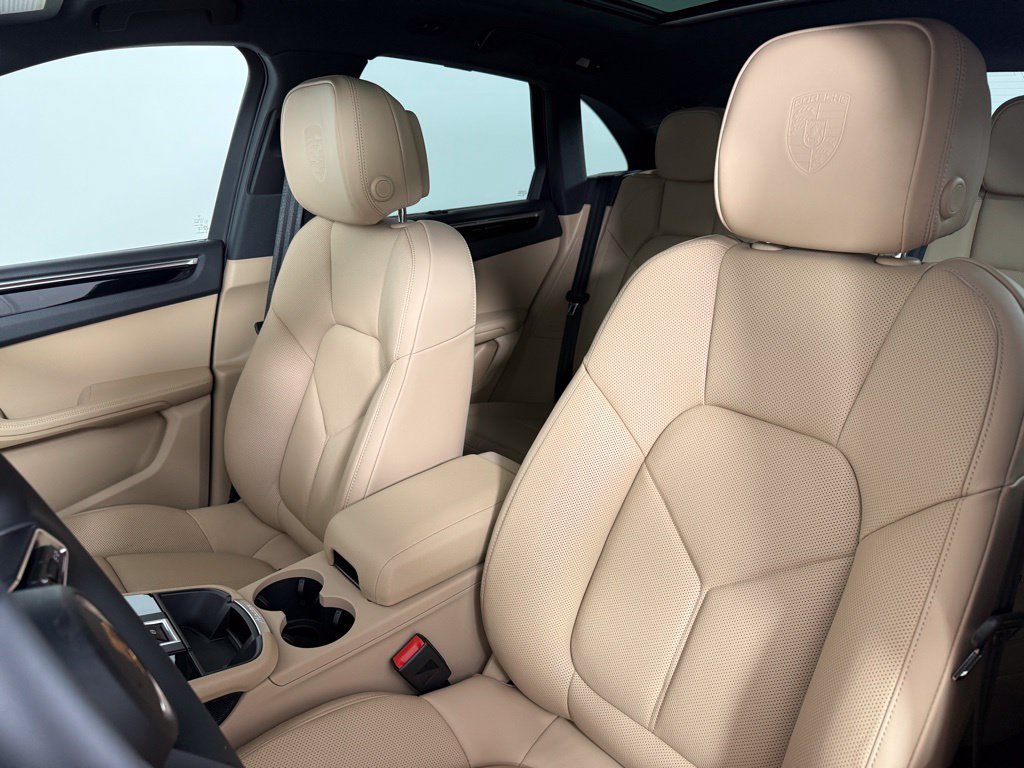 New 2026 Porsche Macan AWD/4WD image 5
