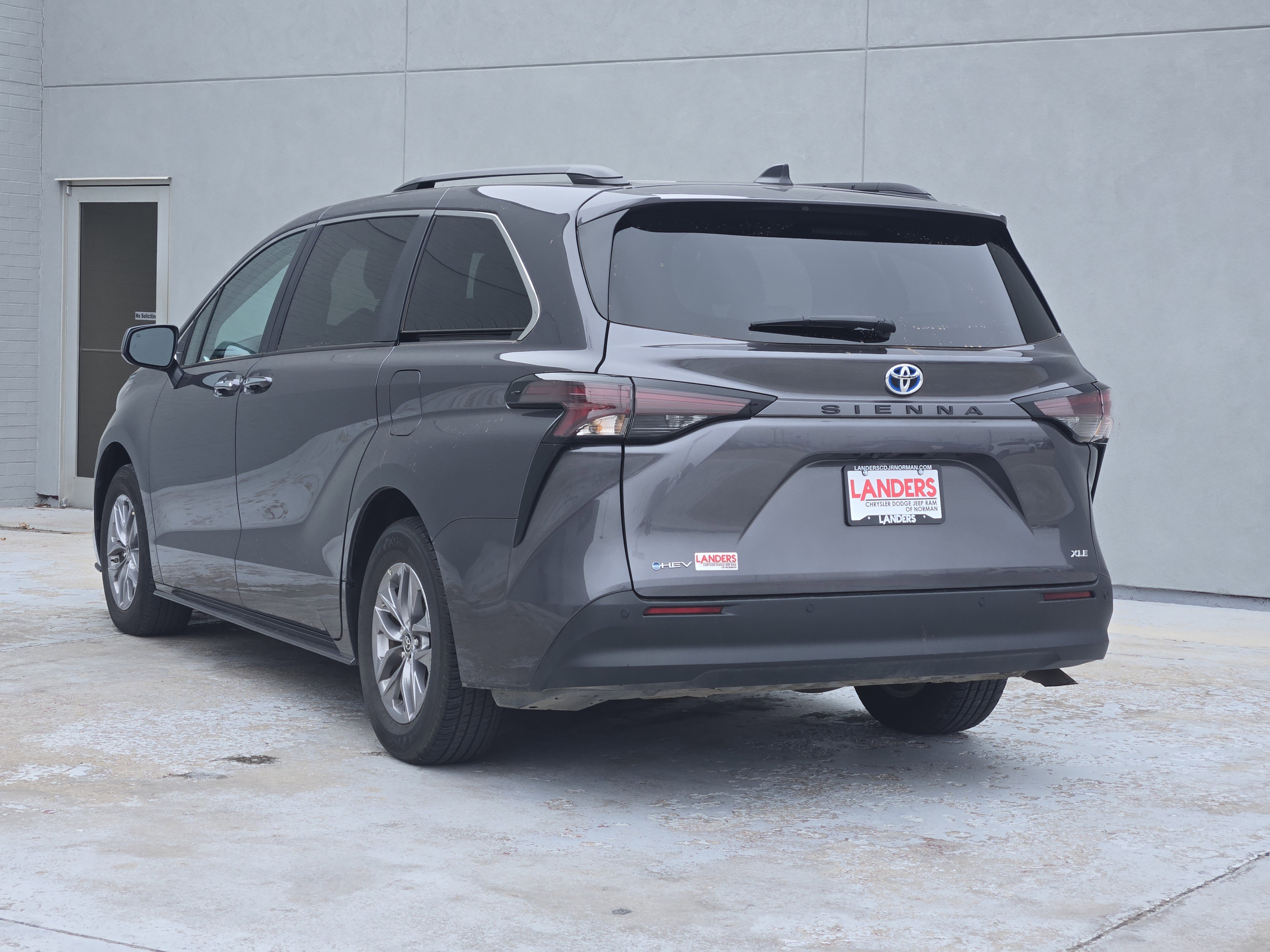 Used 2025 Toyota Sienna XLE image 6