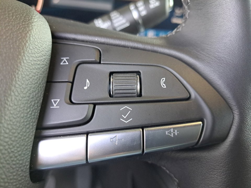 Used 2025 Cadillac XT4 Premium Luxury image 34