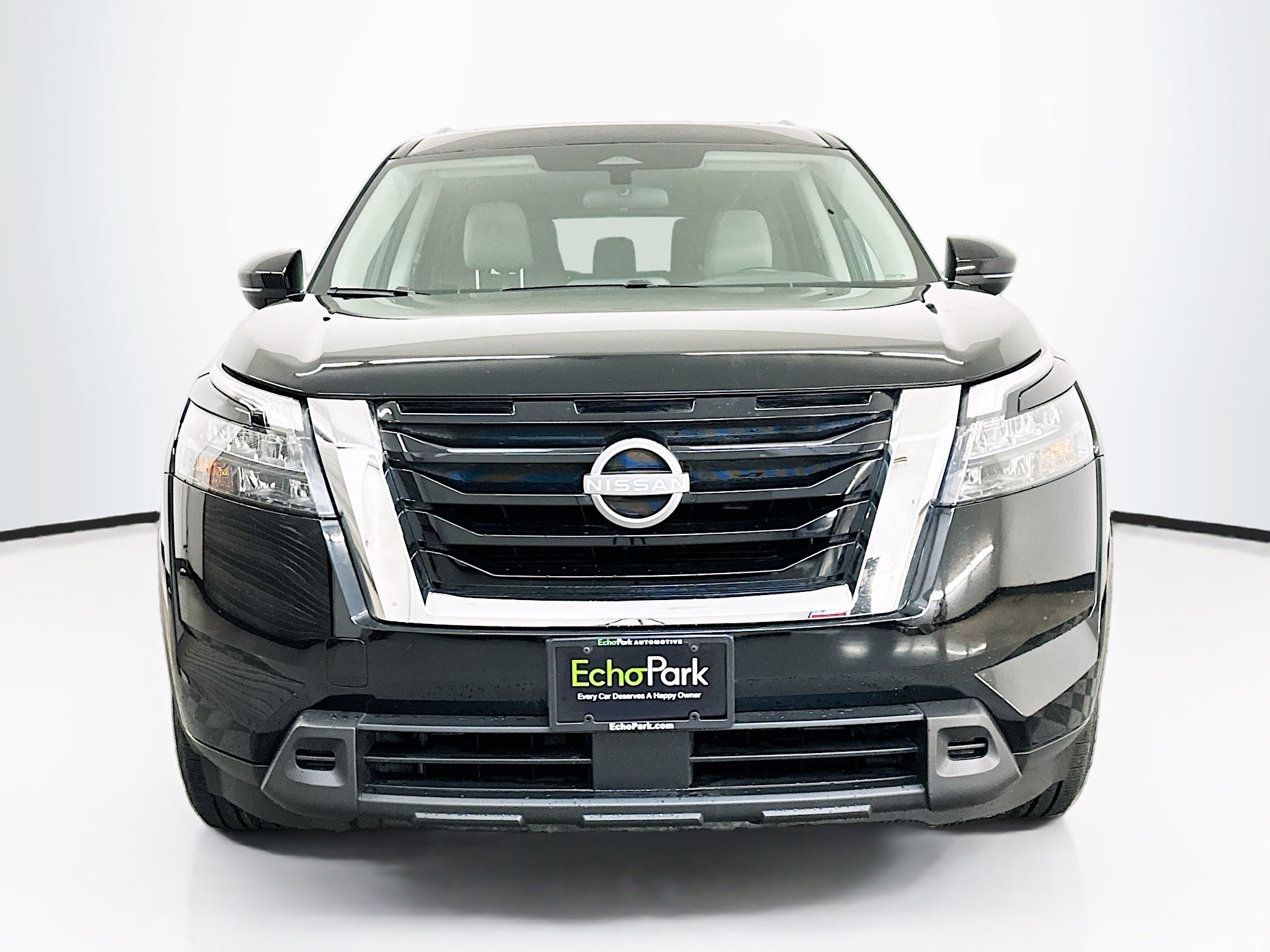 Used 2024 Nissan Pathfinder SV w/ SV Premium Package image 2