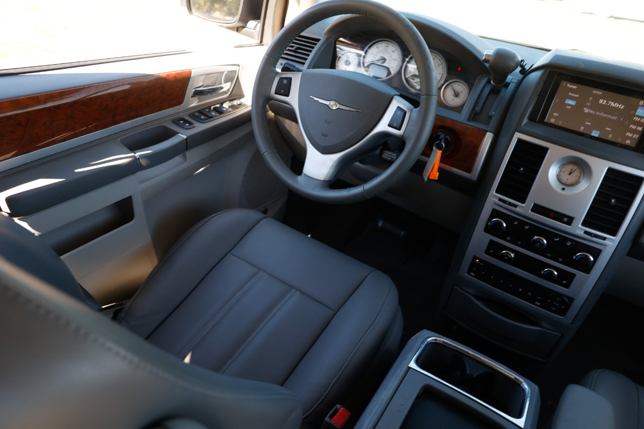 Used 2009 Chrysler Town & Country Touring image 20