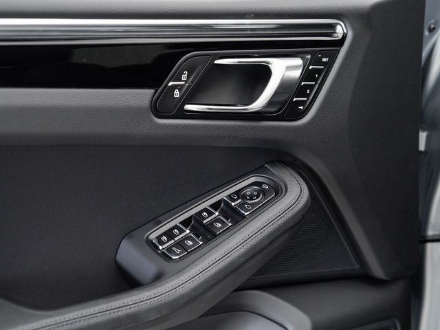 Certified 2025 Porsche Macan AWD/4WD image 8
