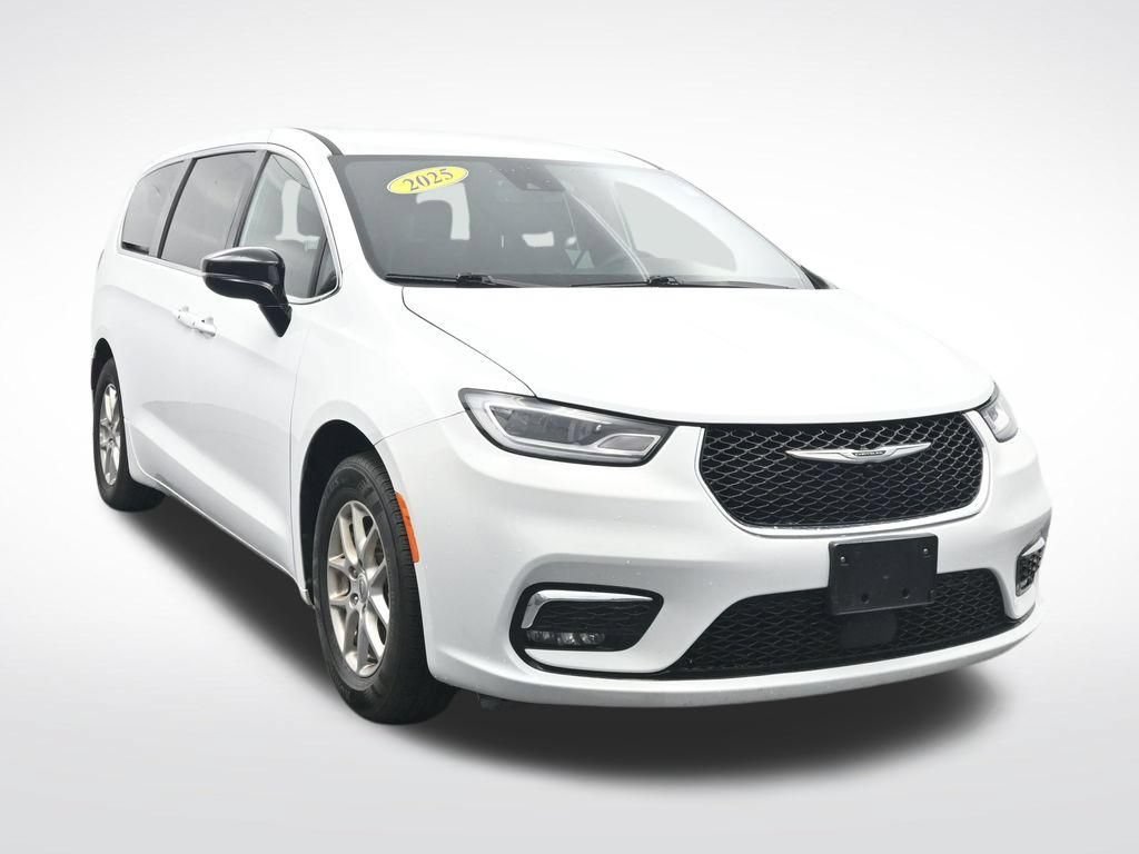 Used 2025 Chrysler Pacifica Select FWD image 3