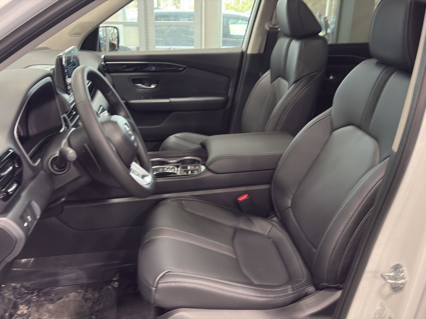 New 2025 Honda Pilot Touring image 7