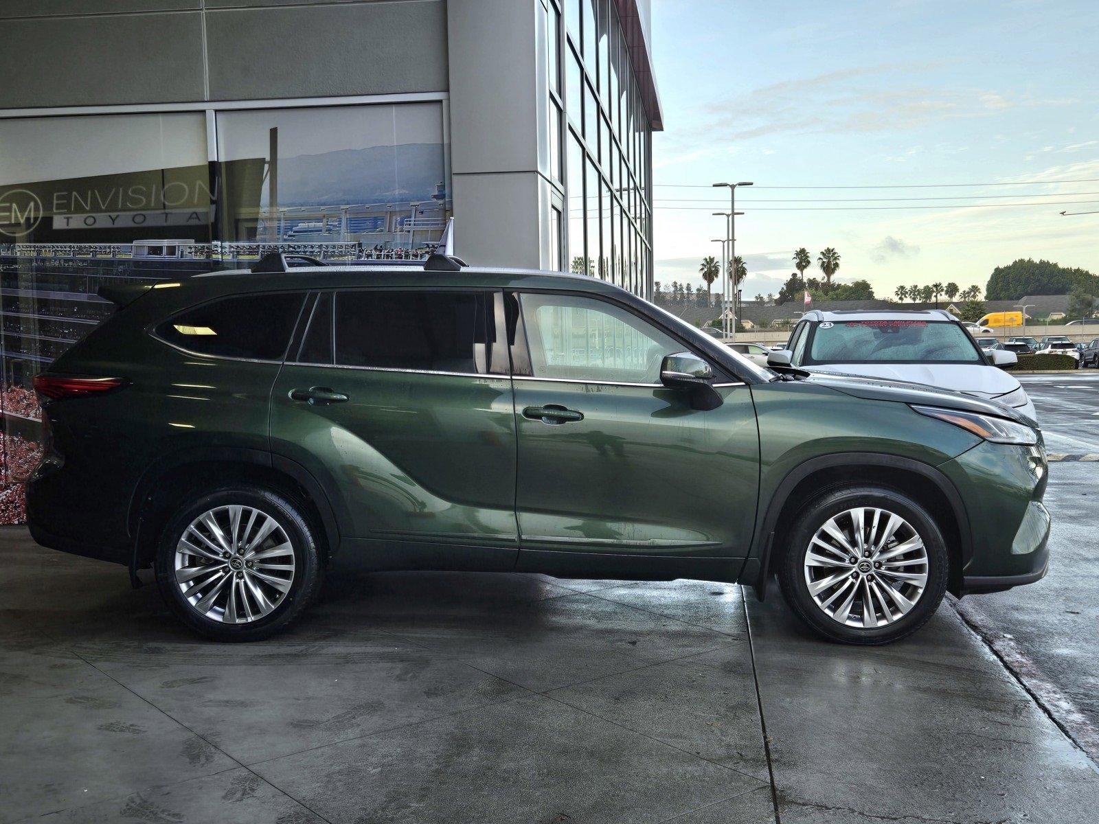 Used 2023 Toyota Highlander Platinum image 4