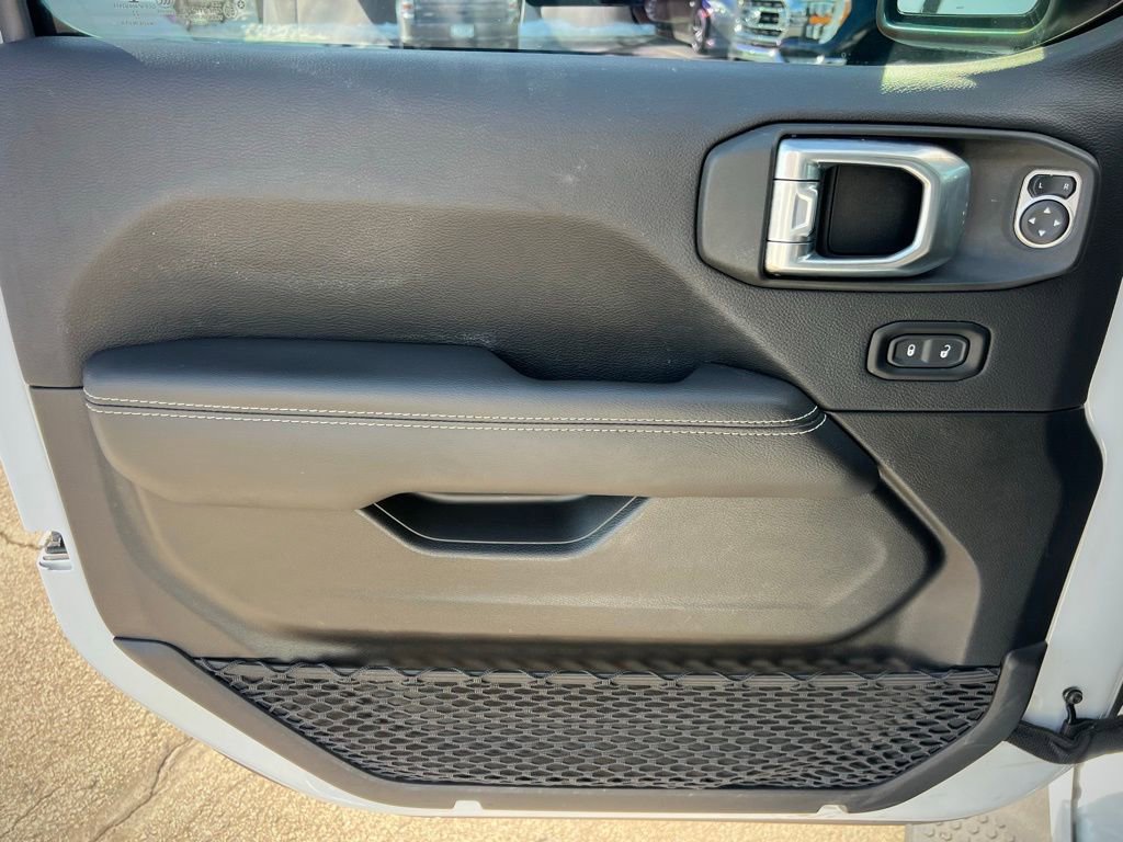 Used 2022 Jeep Wrangler Unlimited Sahara w/ Cold Weather Group image 39