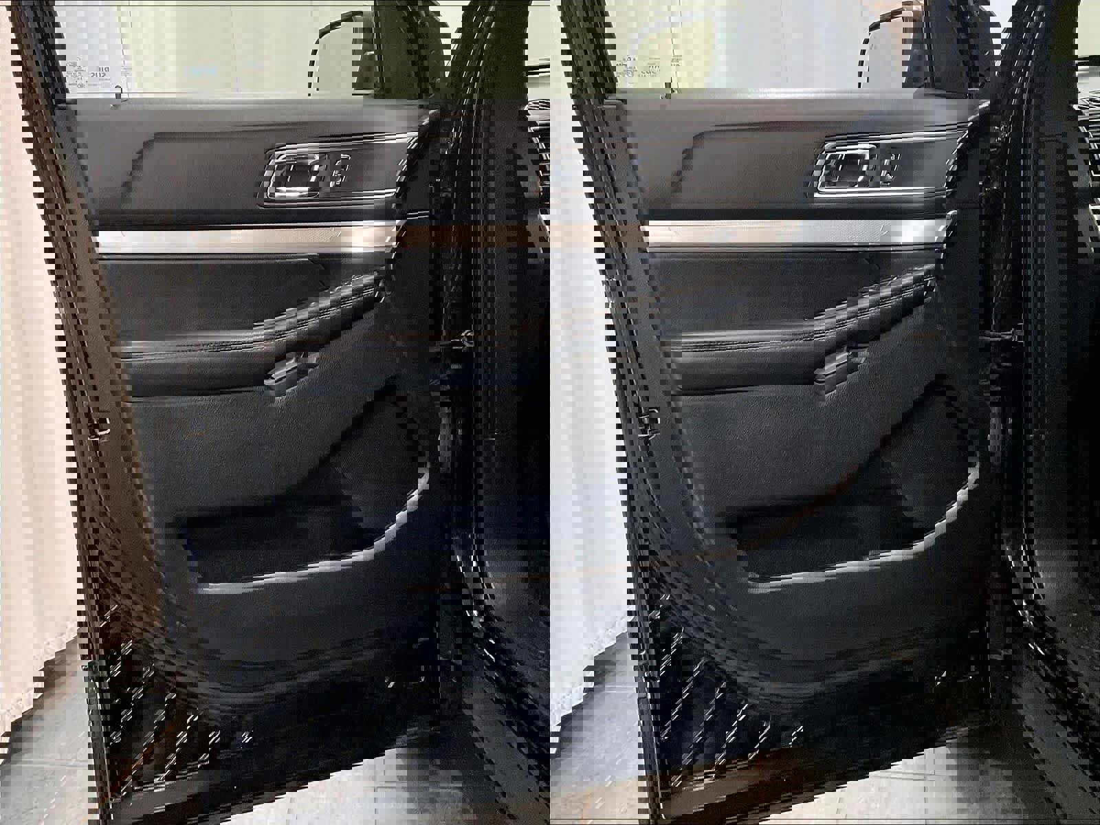 Used 2017 Ford Explorer XLT w/ Equipment Group 202A AWD/4WD image 9