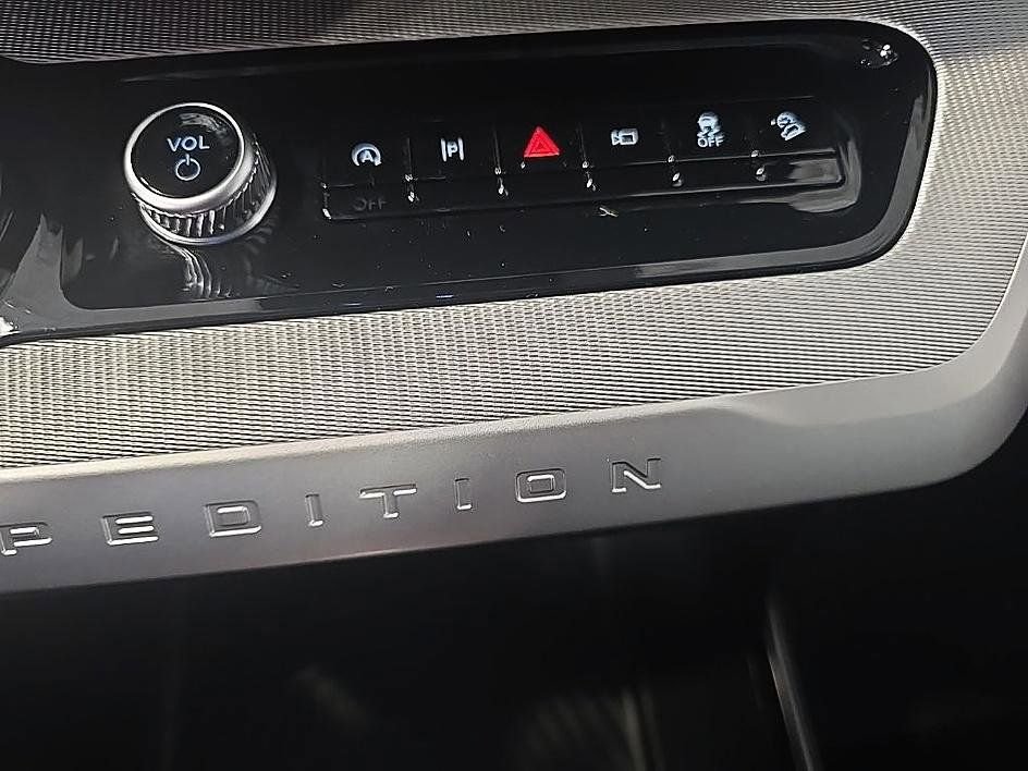 Used 2025 Ford Expedition Active image 26