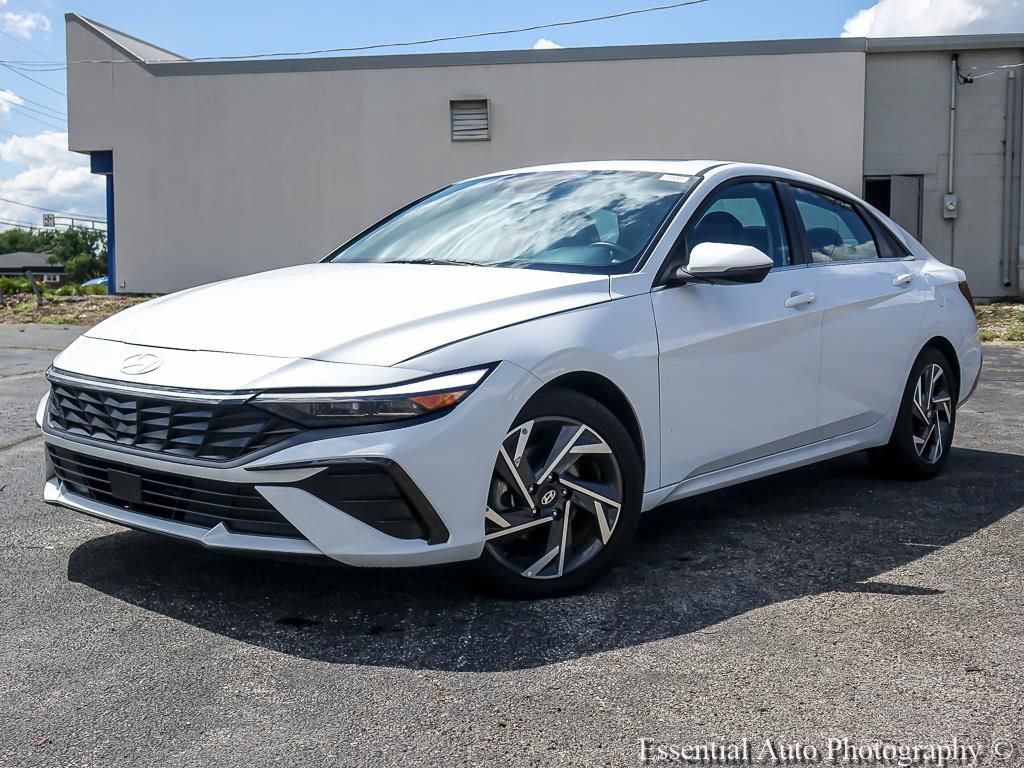 Used 2025 Hyundai Elantra Limited FWD image 2
