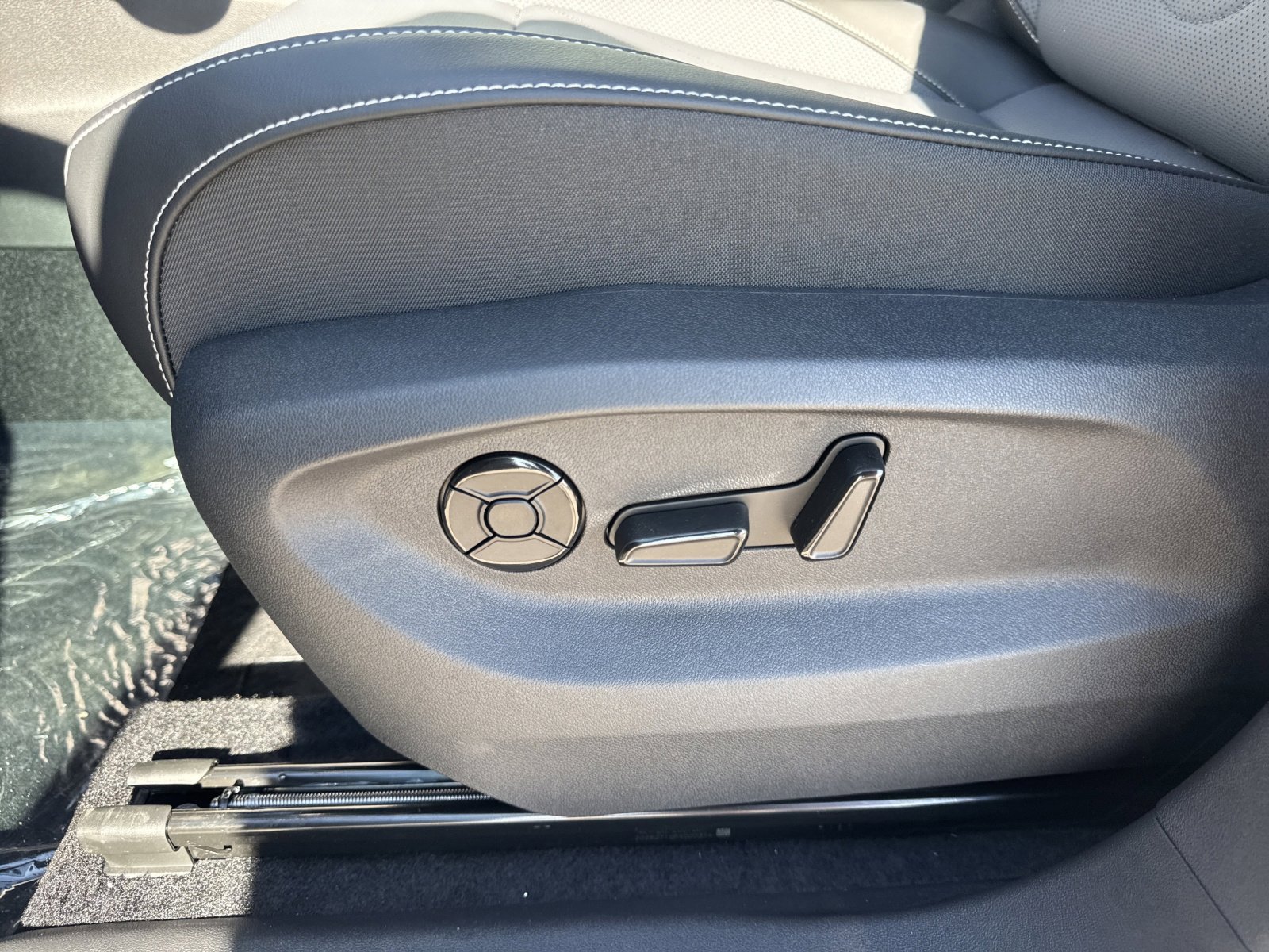 New 2026 Volkswagen Tiguan SE R-Line image 16