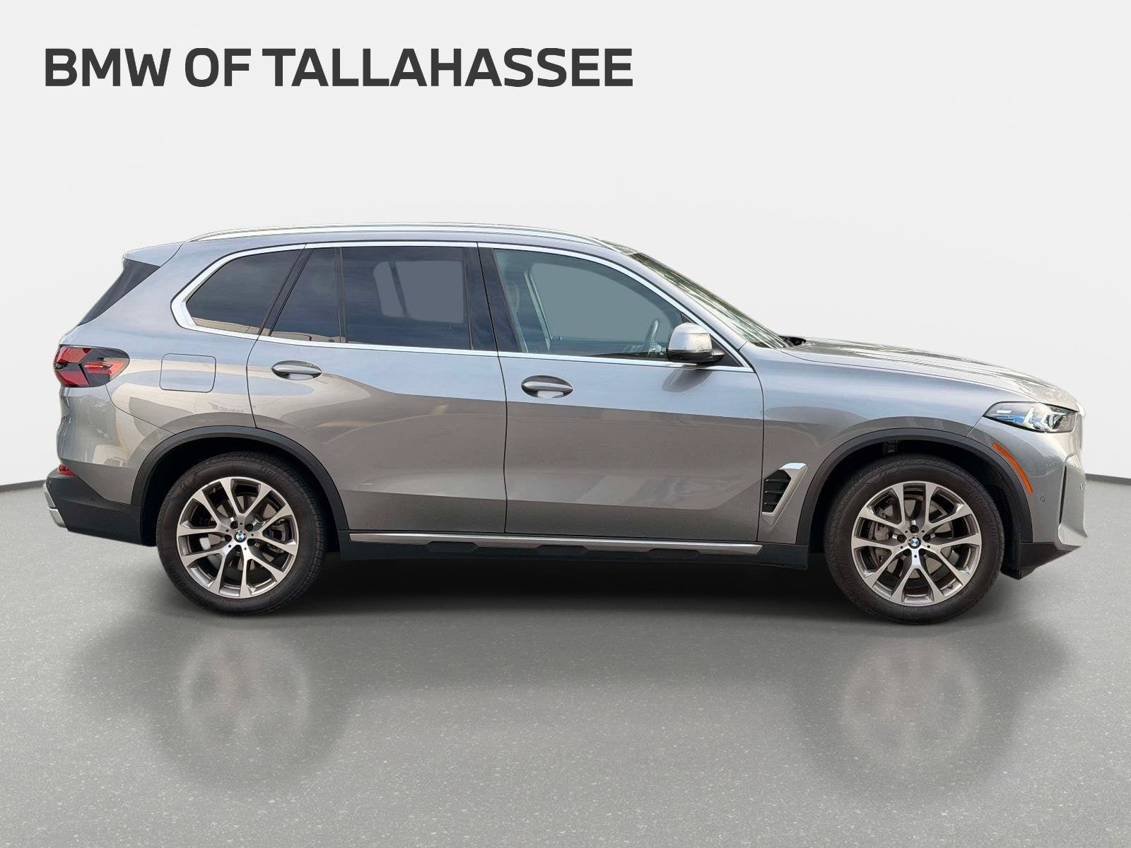 Used 2025 BMW X5 xDrive40i w/ Parking Assistance Package AWD/4WD image 4