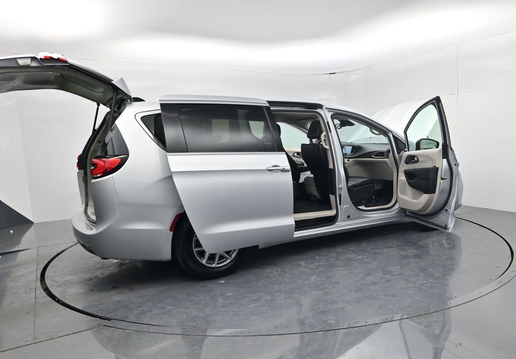 Used 2024 Chrysler Pacifica Touring-L image 56