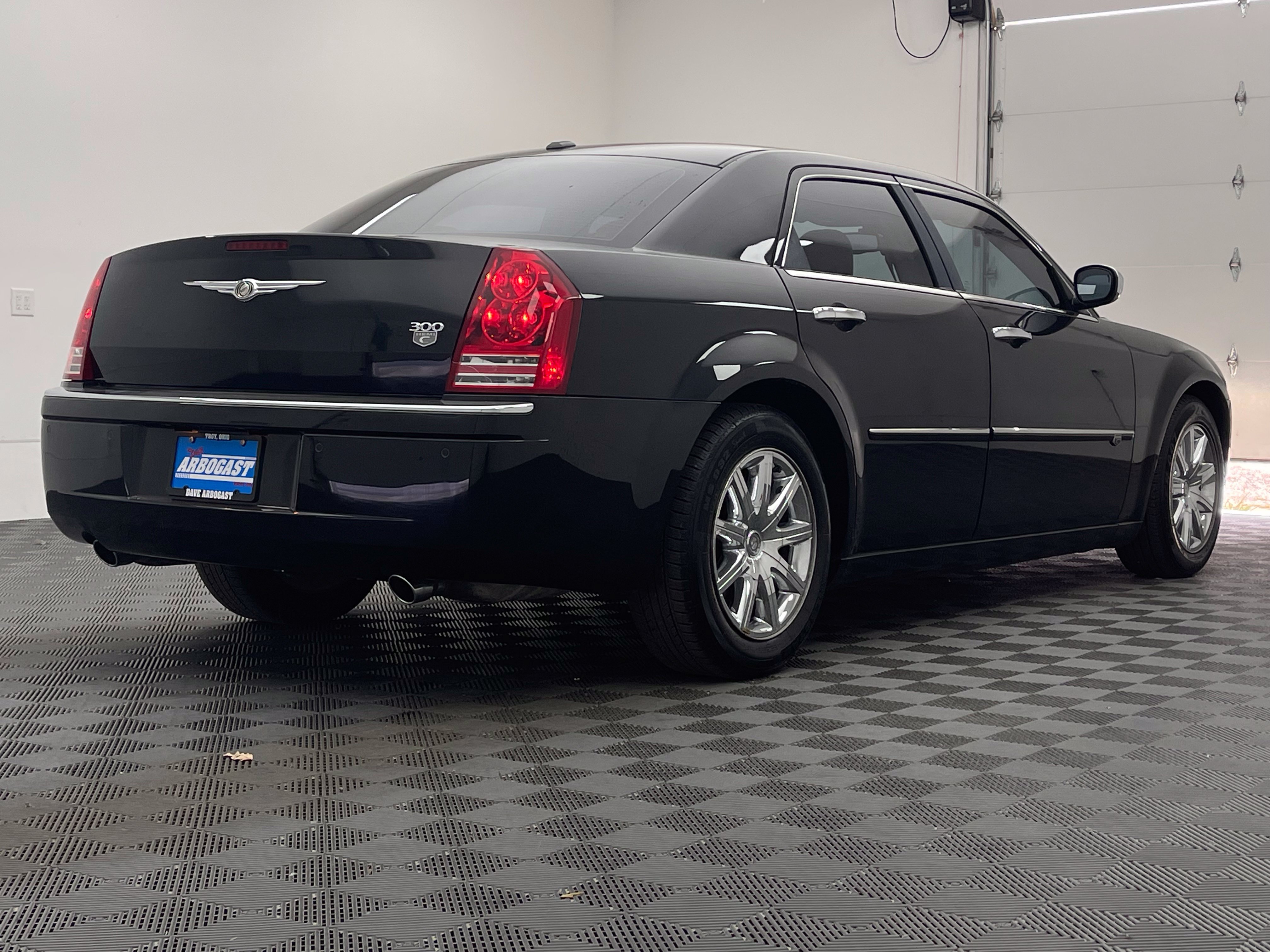Used 2009 Chrysler 300 C w/ Luxury Group II RWD image 8