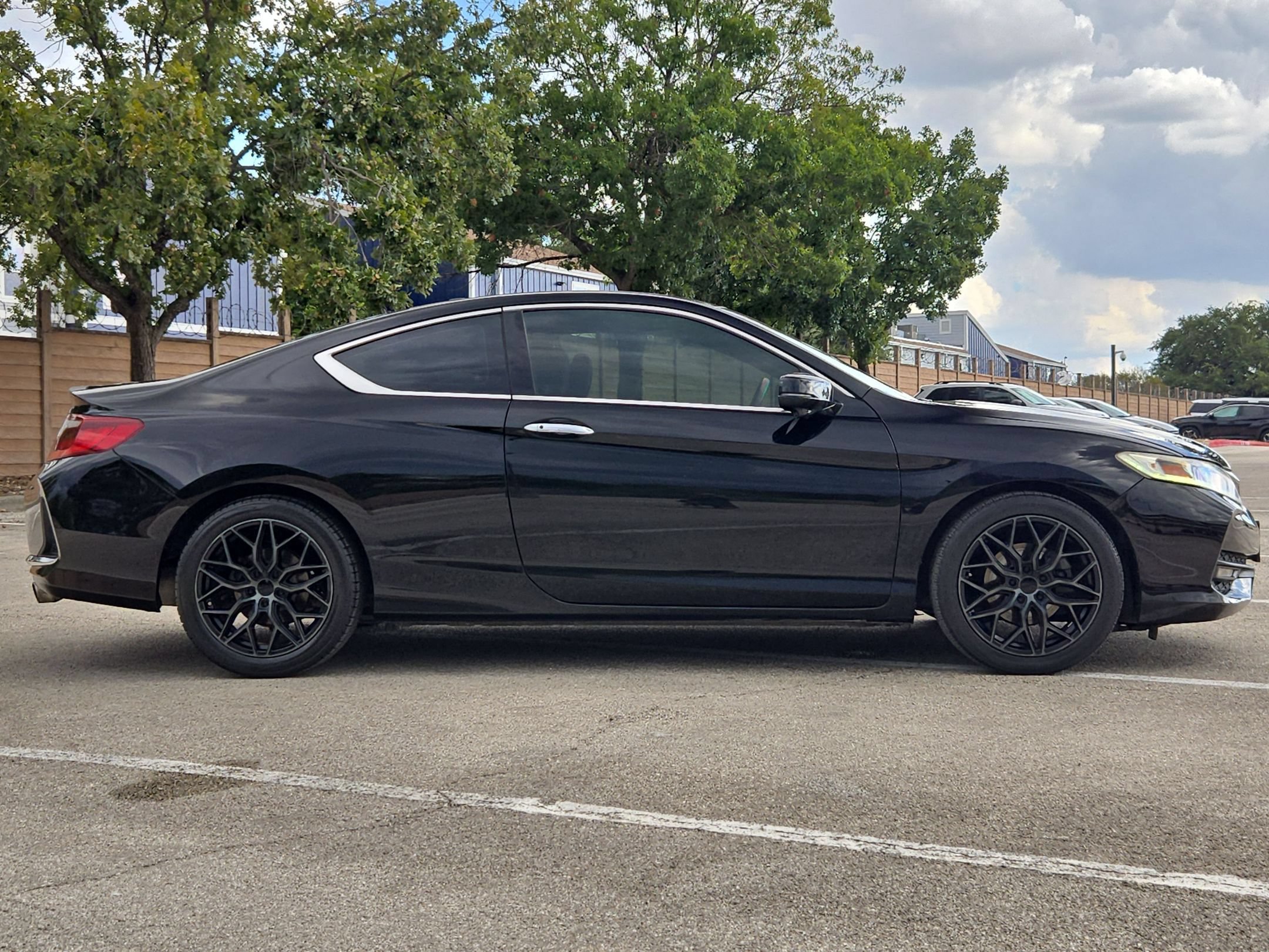 Used 2017 Honda Accord EX image 2
