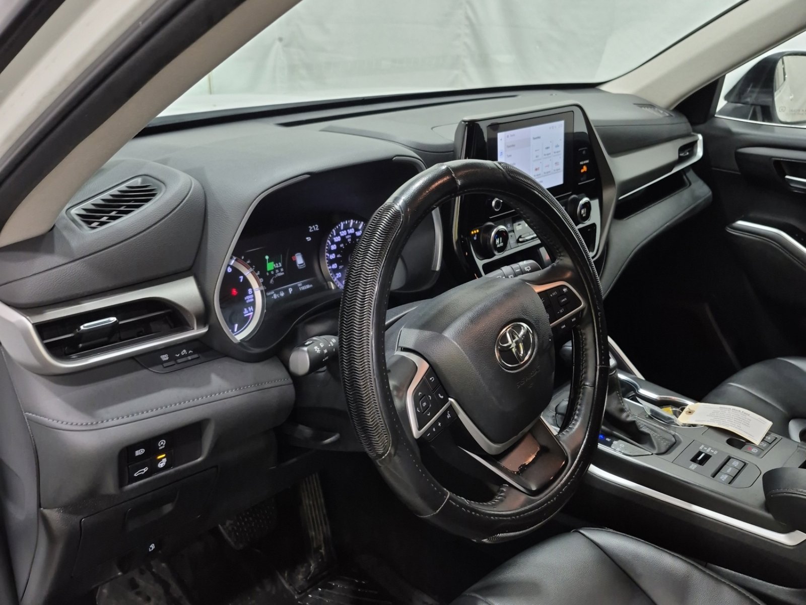 Used 2024 Toyota Highlander XLE image 10