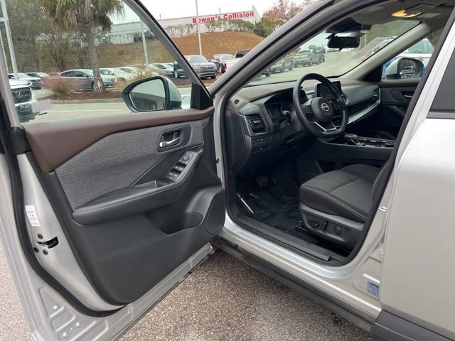 Used 2023 Nissan Rogue SV image 4