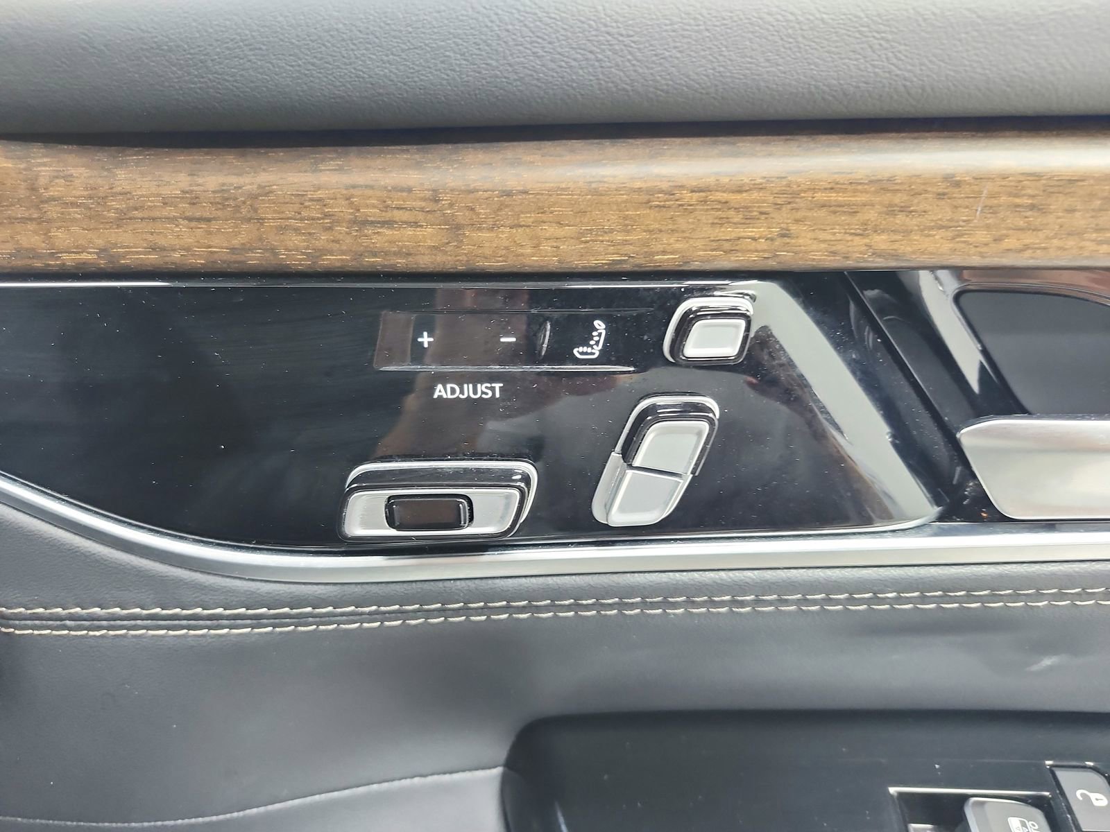 Used 2023 Jeep Grand Wagoneer 4WD image 39