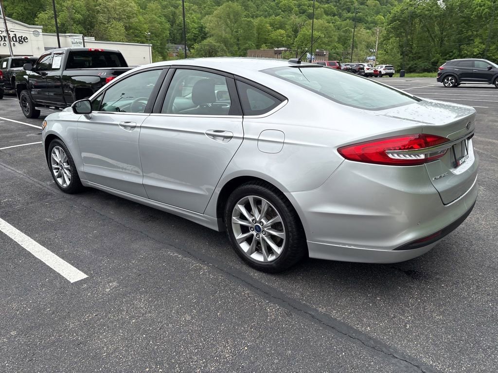 Used 2017 Ford Fusion SE w/ Fusion SE Technology Package FWD image 3