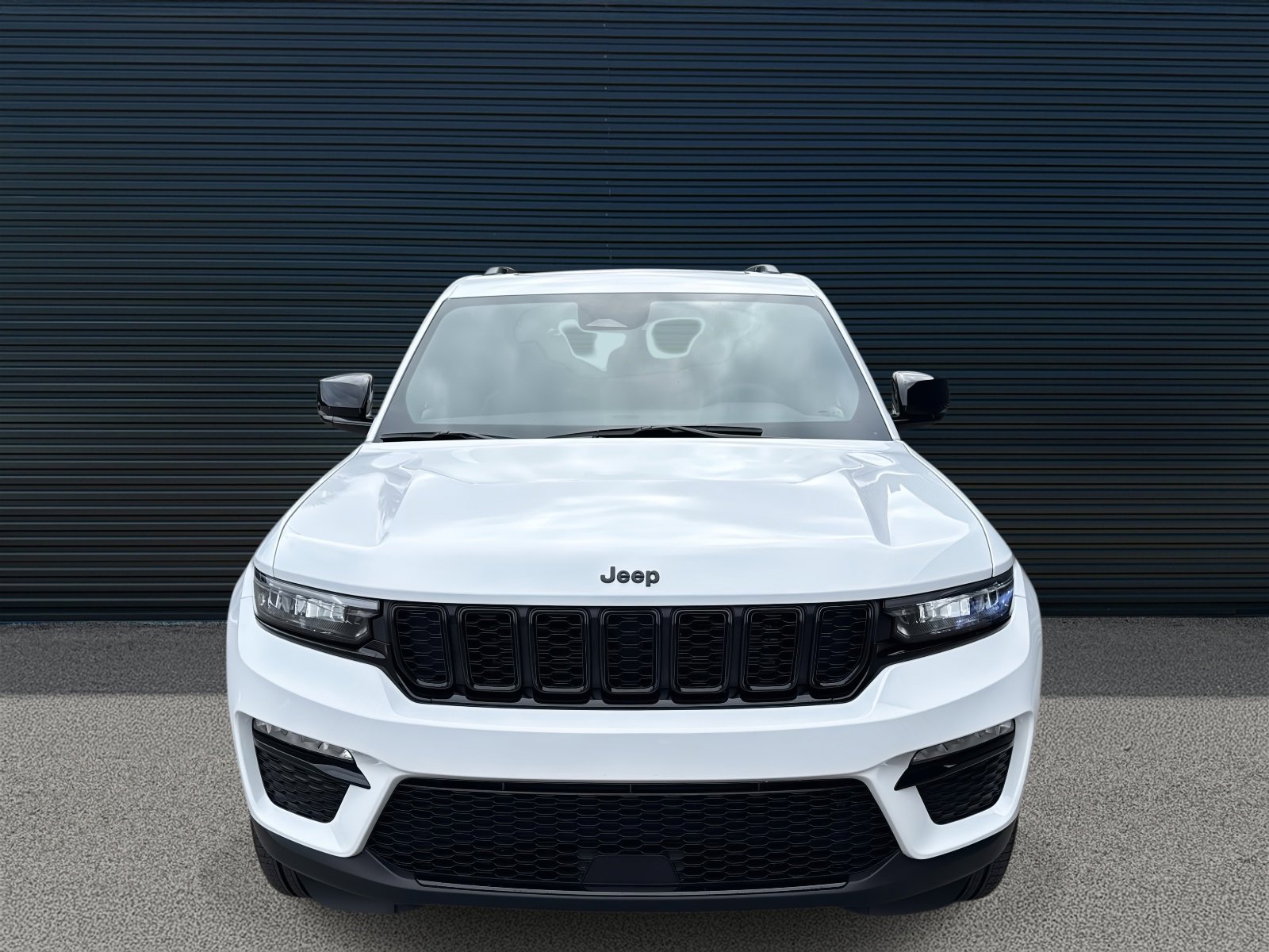 Used 2025 Jeep Grand Cherokee Limited w/ Black Appearance Package image 10