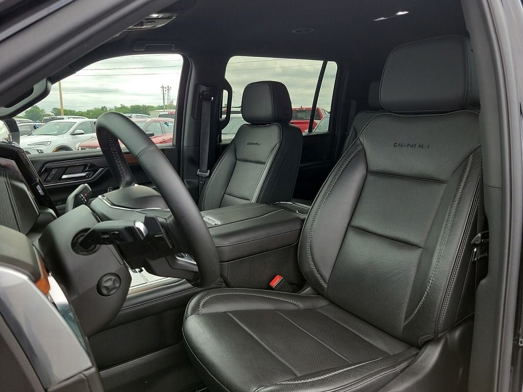 Used 2025 GMC Yukon XL Denali AWD/4WD image 12