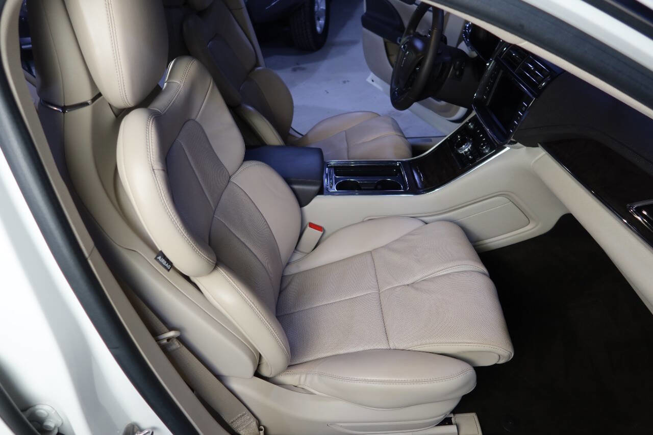 Used 2020 Lincoln Continental Reserve w/ Luxury Package image 13